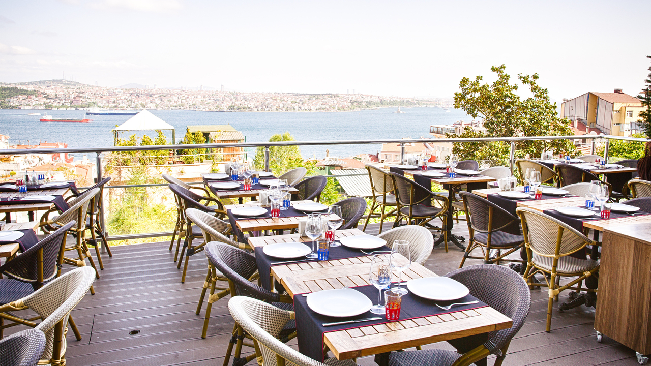 Ali Ocakbaşı Gümüşsuyu: İstanbul’un En Keyifli Manzarasında Gerçek Ocakbaşı Lezzeti