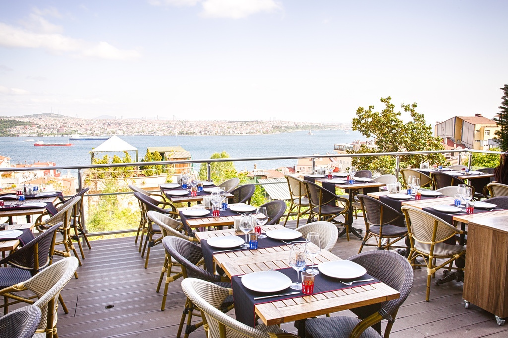 Ali Ocakbaşı Gümüşsuyu: İstanbul’un En Keyifli Manzarasında Gerçek Ocakbaşı Lezzeti