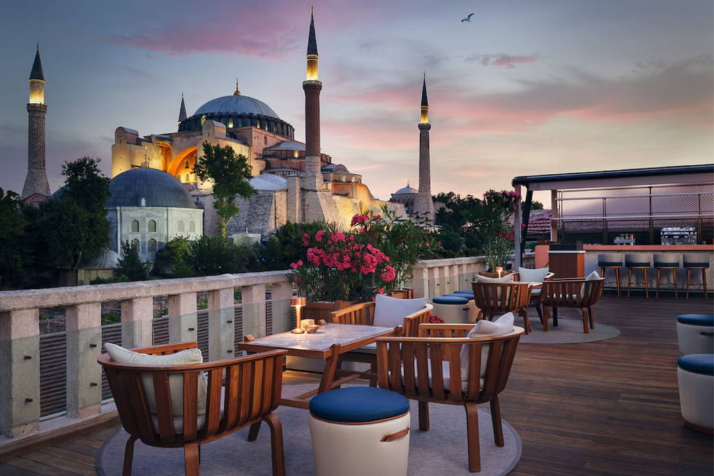 Sultanahmet’in Zarafet Noktası: Four Seasons Hotel Sultanahmet’te Avlu Restaurant Deneyimi