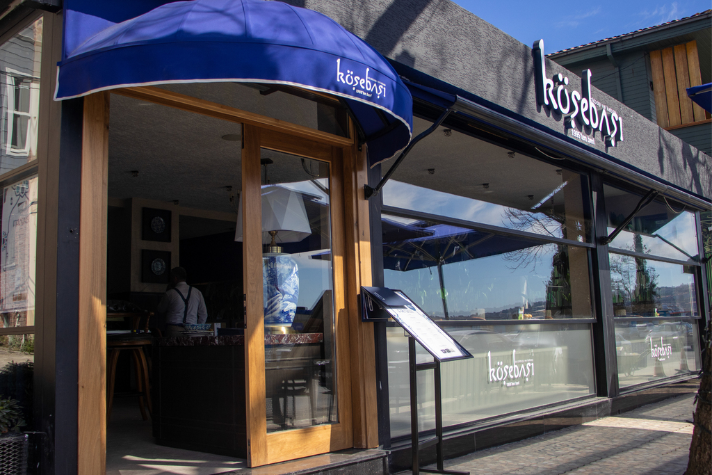 Köşebaşı İstinye: Geleneksel Türk Mutfak Kültürünü Modern Şıklıkla Buluşturan Bir Lezzet Durağı